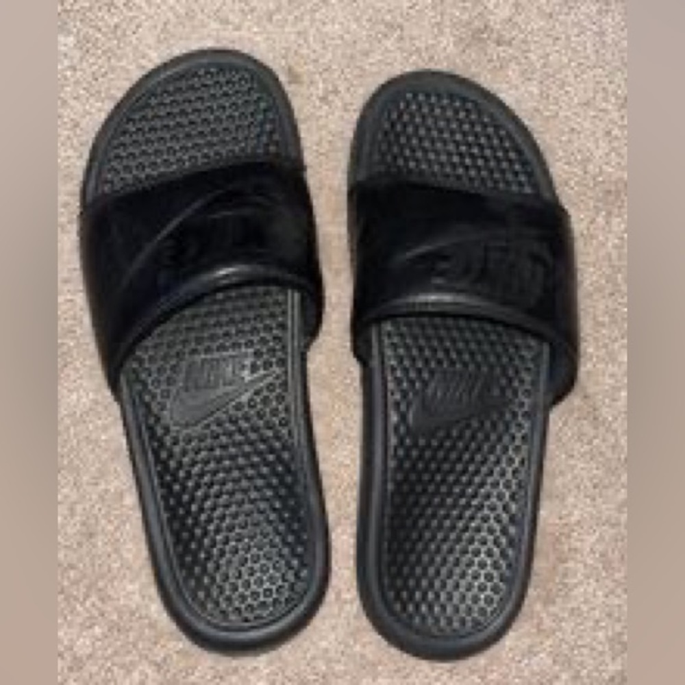 Barely worn Nike Slides. GOOD CONDITION.